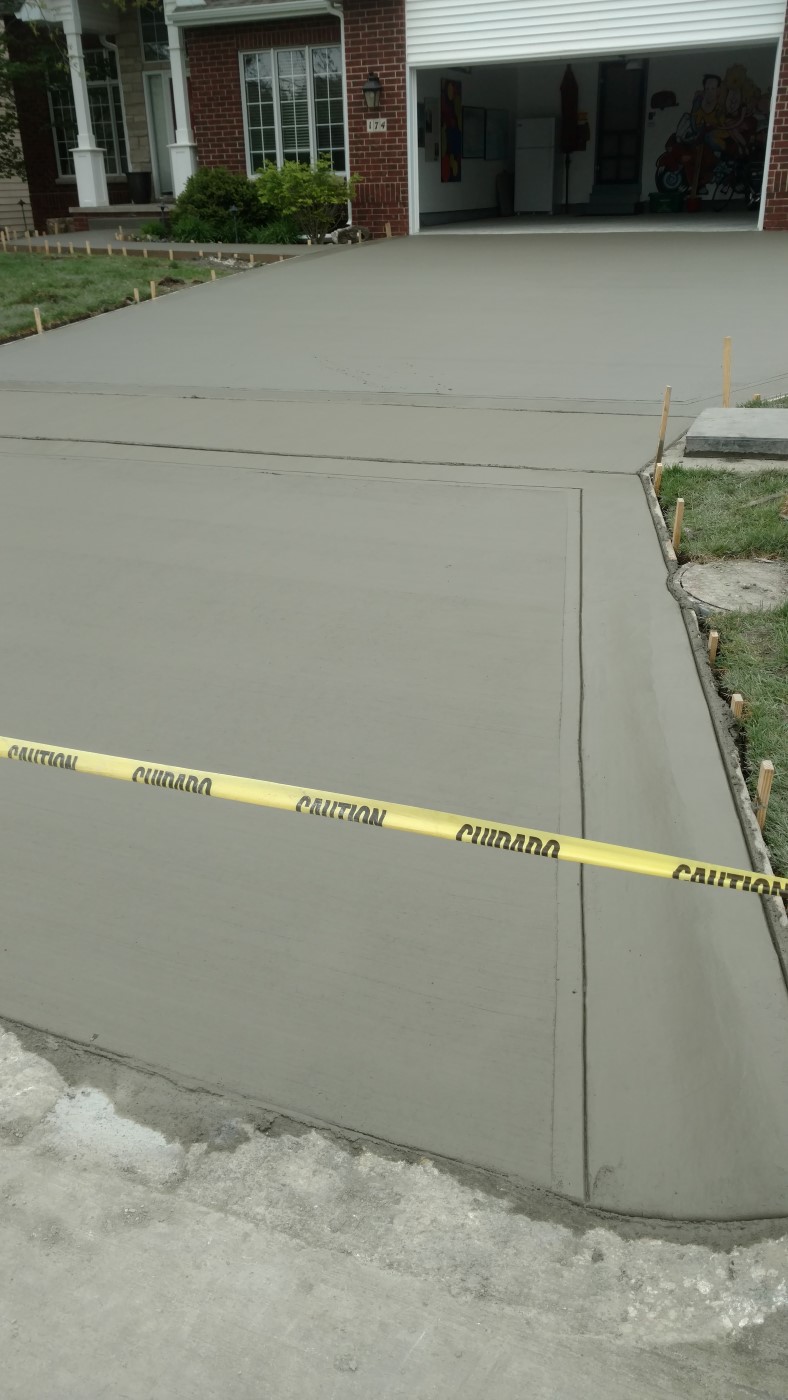 concrete driveway - Des Moines, IA - concrete contractor in Des Moines metro area