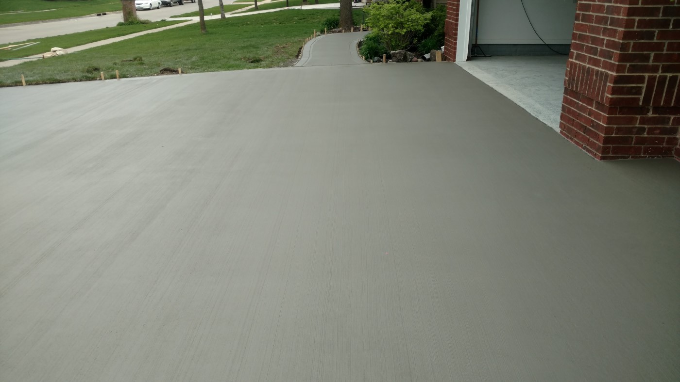 concrete driveway - Des Moines, IA